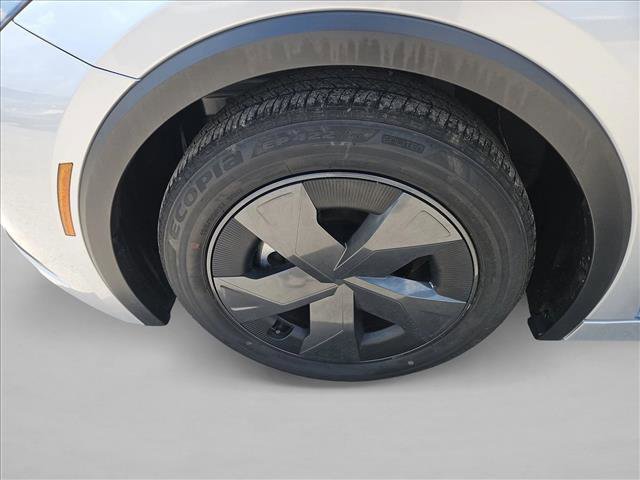 Used 2025 Toyota Prius LE FWD image 19