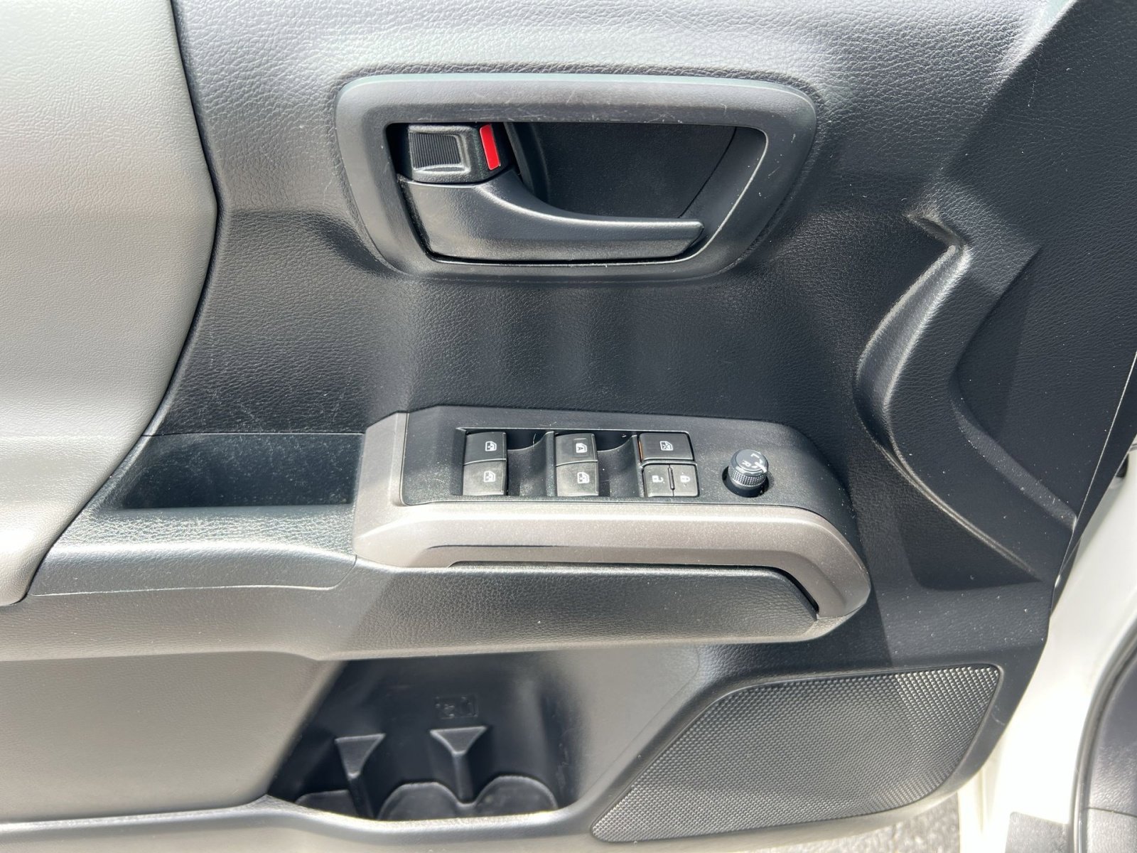 Used 2022 Toyota Tacoma SR5 AWD/4WD image 15