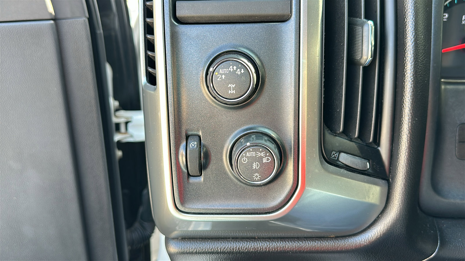 Used 2018 Chevrolet Silverado 1500 LT w/ All Star Edition image 13