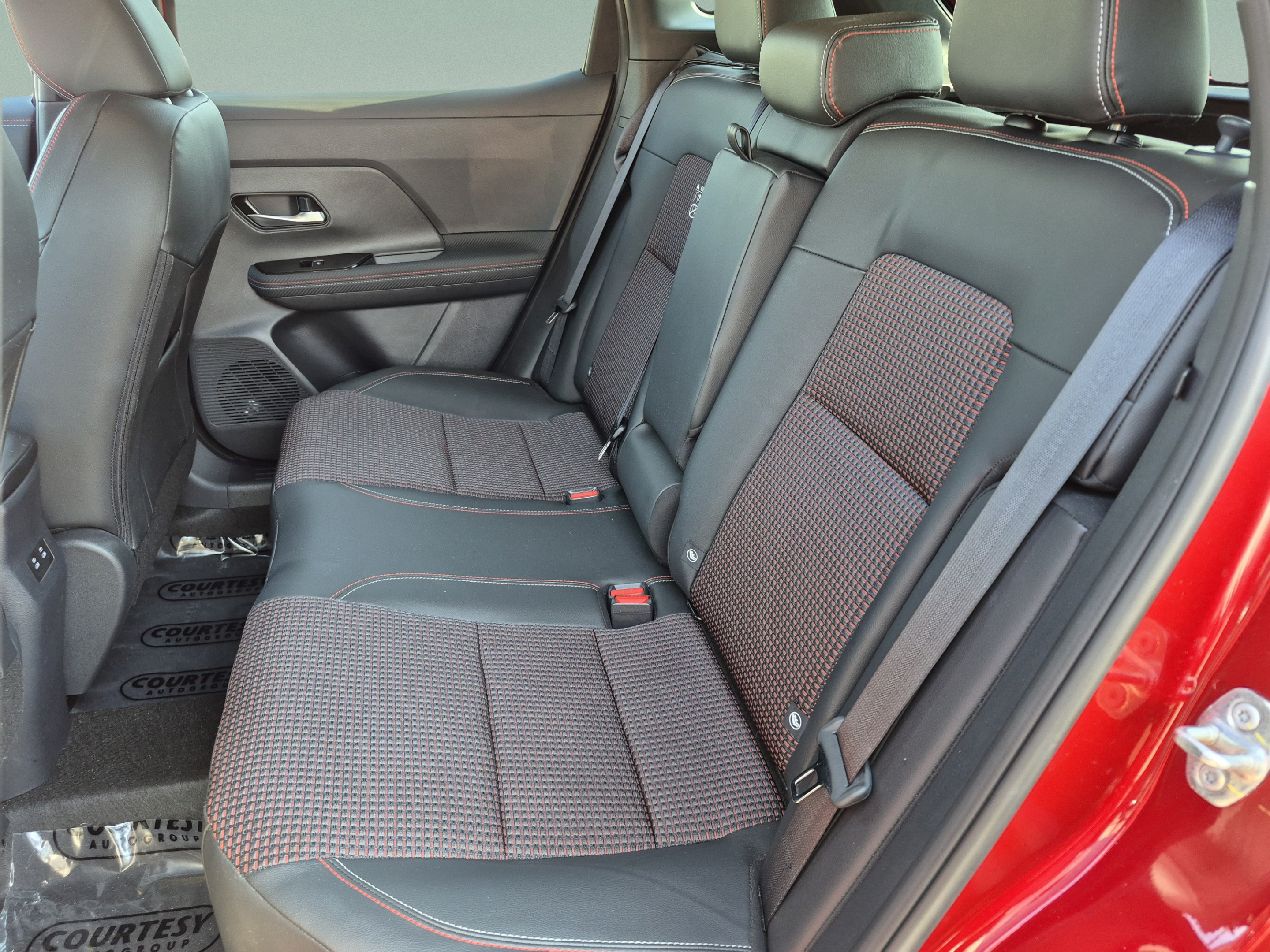 Certified 2025 Nissan Kicks SR FWD image 18