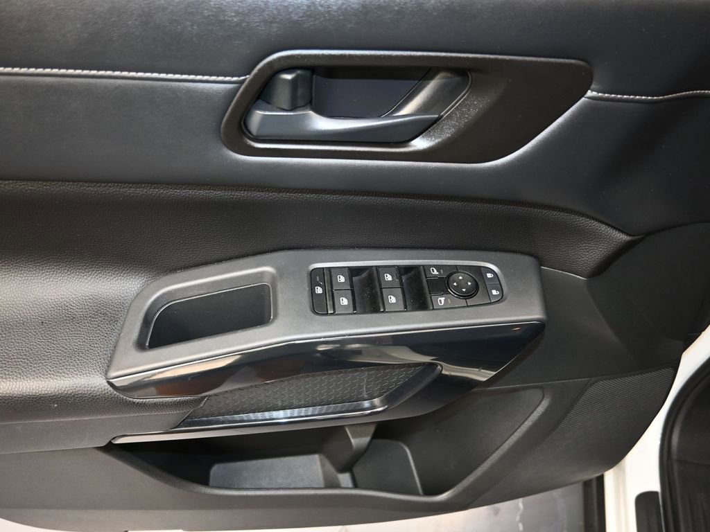 Used 2024 Nissan Pathfinder S image 12