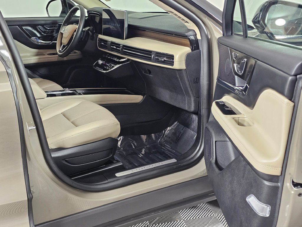 Certified 2025 Lincoln Corsair Grand Touring AWD/4WD image 12