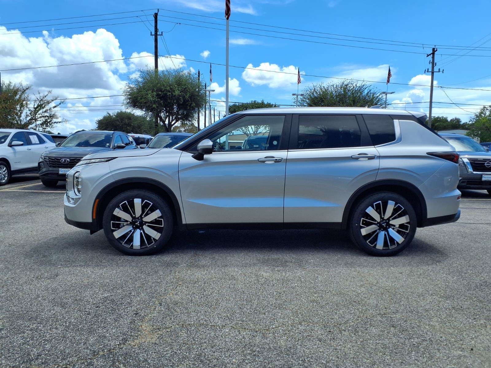 Used 2025 Mitsubishi Outlander SE FWD image 25