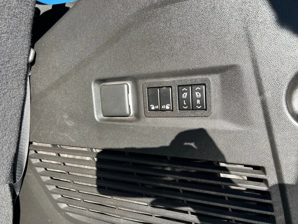 Used 2022 GMC Yukon Denali image 24