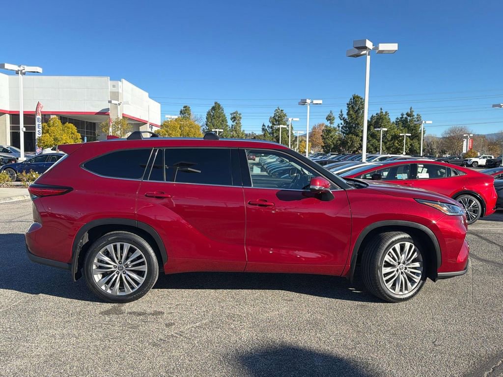 Used 2023 Toyota Highlander Platinum image 3