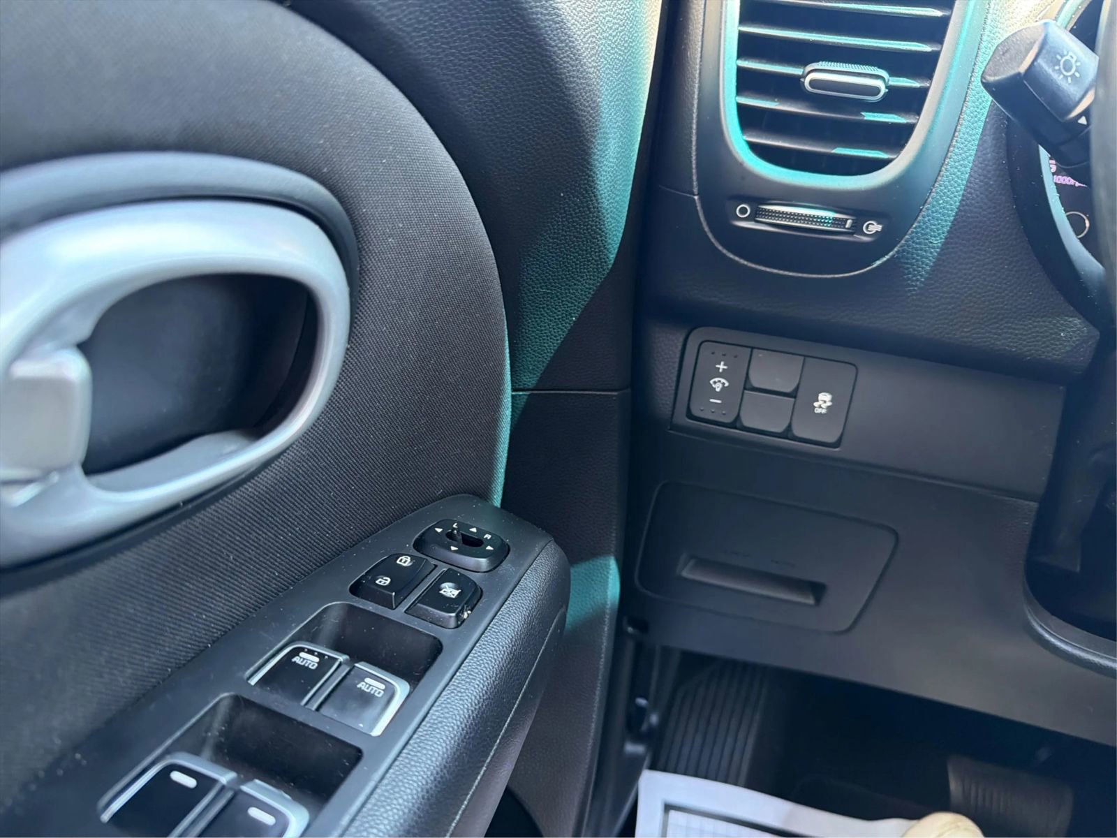 Used 2018 Kia Soul + image 17