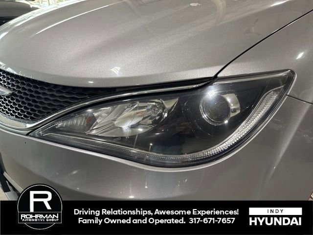 Used 2018 Chrysler Pacifica Touring-L image 4