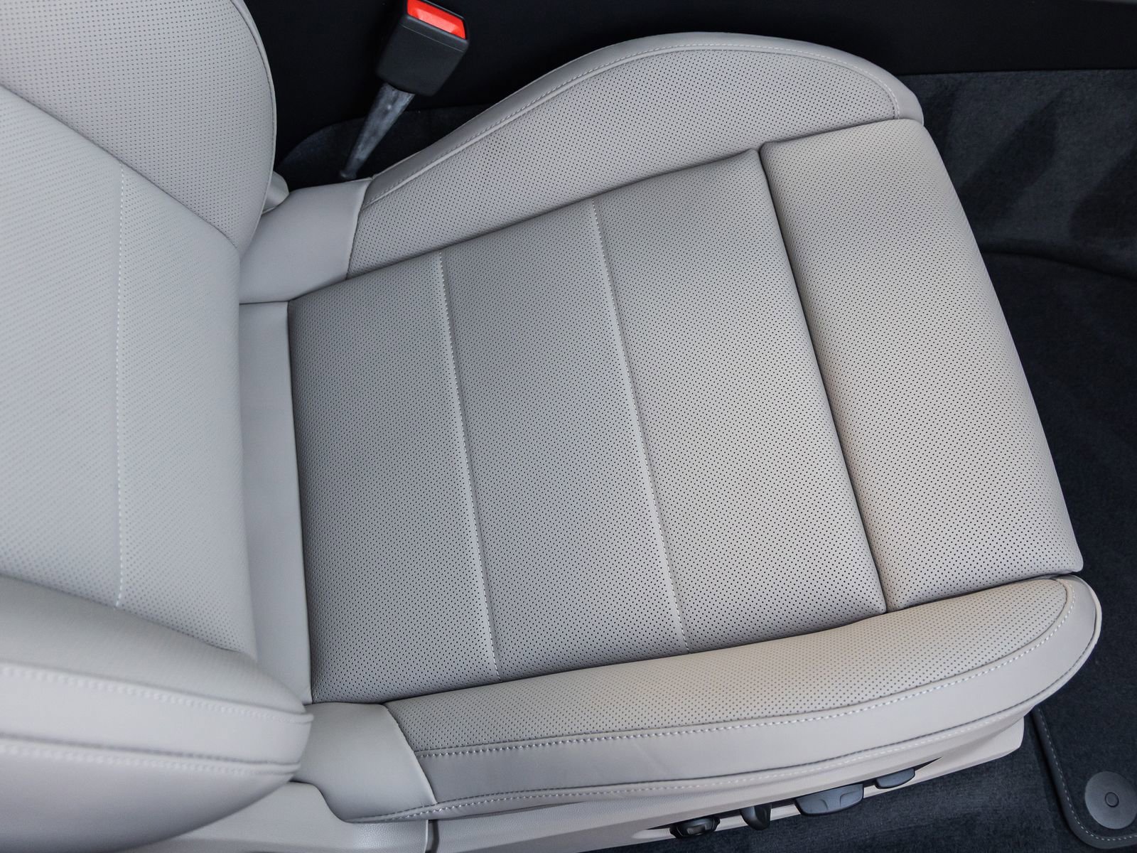 Certified 2025 Porsche Macan Electric image 41