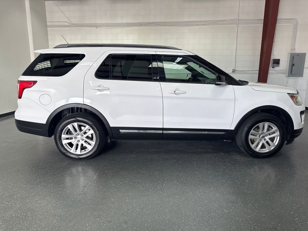 Used 2018 Ford Explorer XLT w/ Equipment Group 201A image 3