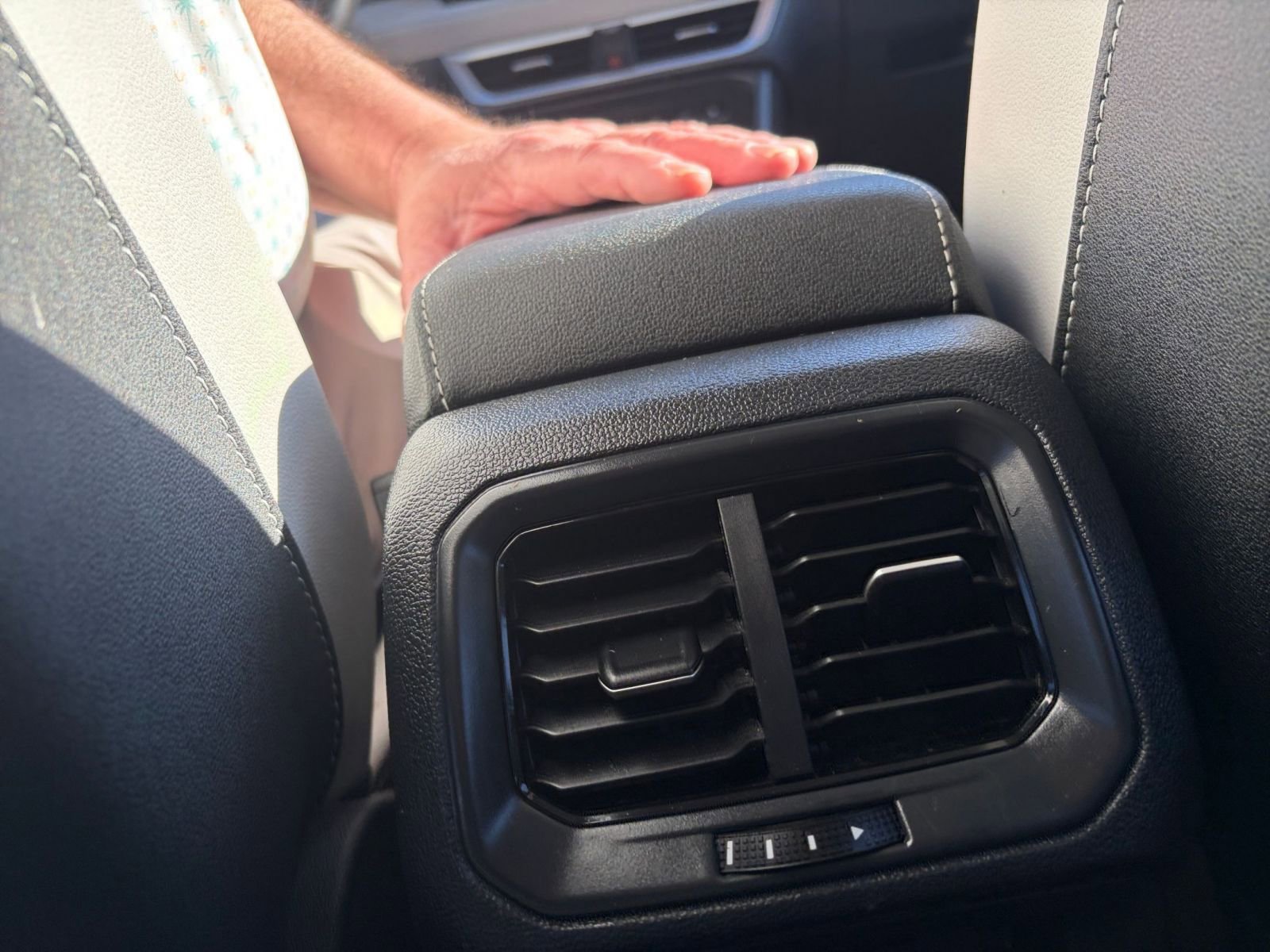 Used 2025 Volkswagen Taos SE image 23