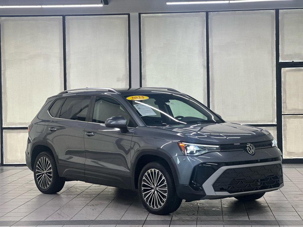 Used 2025 Volkswagen Taos SE FWD image 1