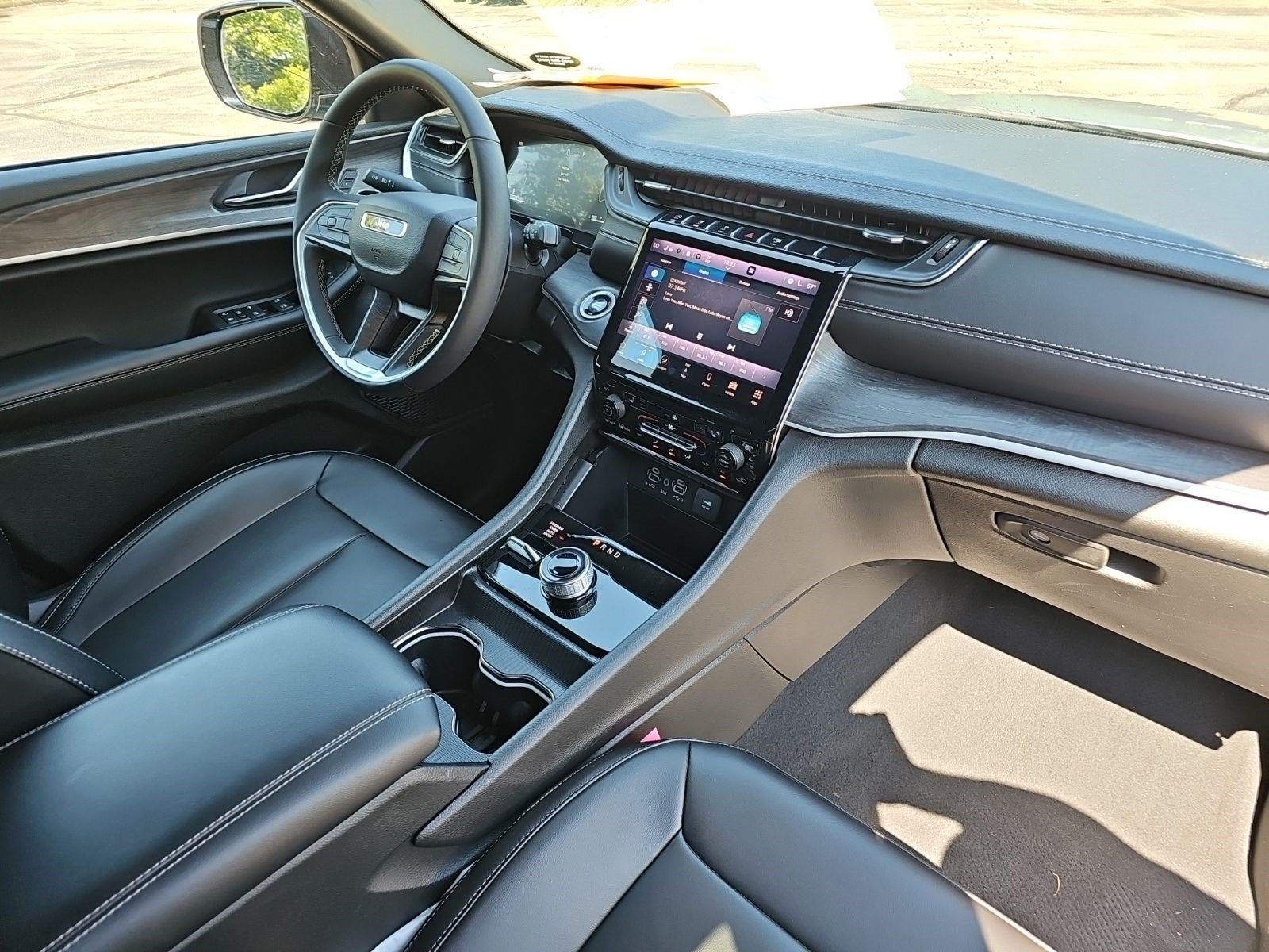 Used 2025 Jeep Grand Cherokee Limited AWD/4WD image 13