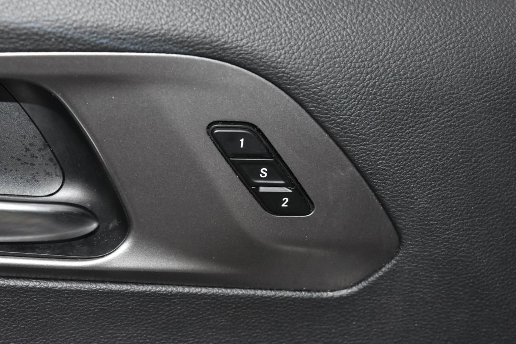 Used 2025 Chrysler Pacifica Select image 5