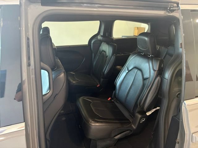 Used 2025 Chrysler Pacifica Select FWD image 14