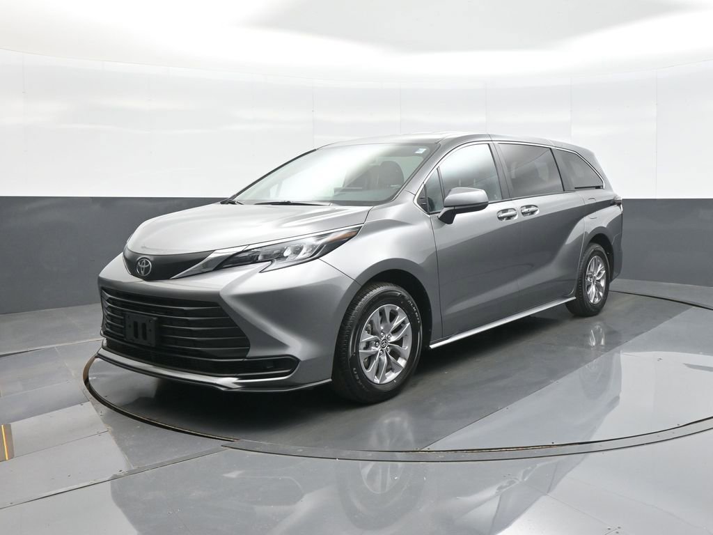 Used 2026 Toyota Sienna LE FWD image 3