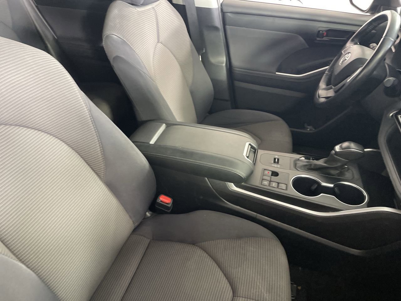 Used 2024 Toyota Highlander LE FWD image 25