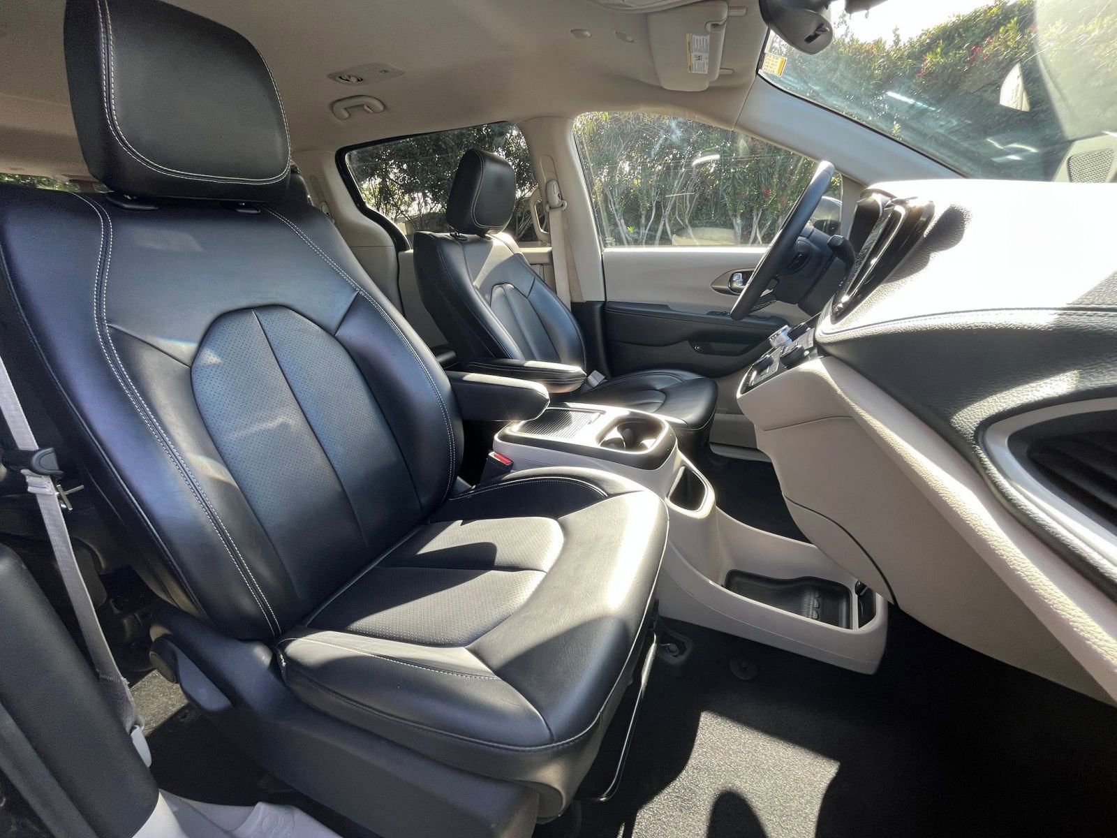Used 2023 Chrysler Pacifica Touring-L FWD image 37