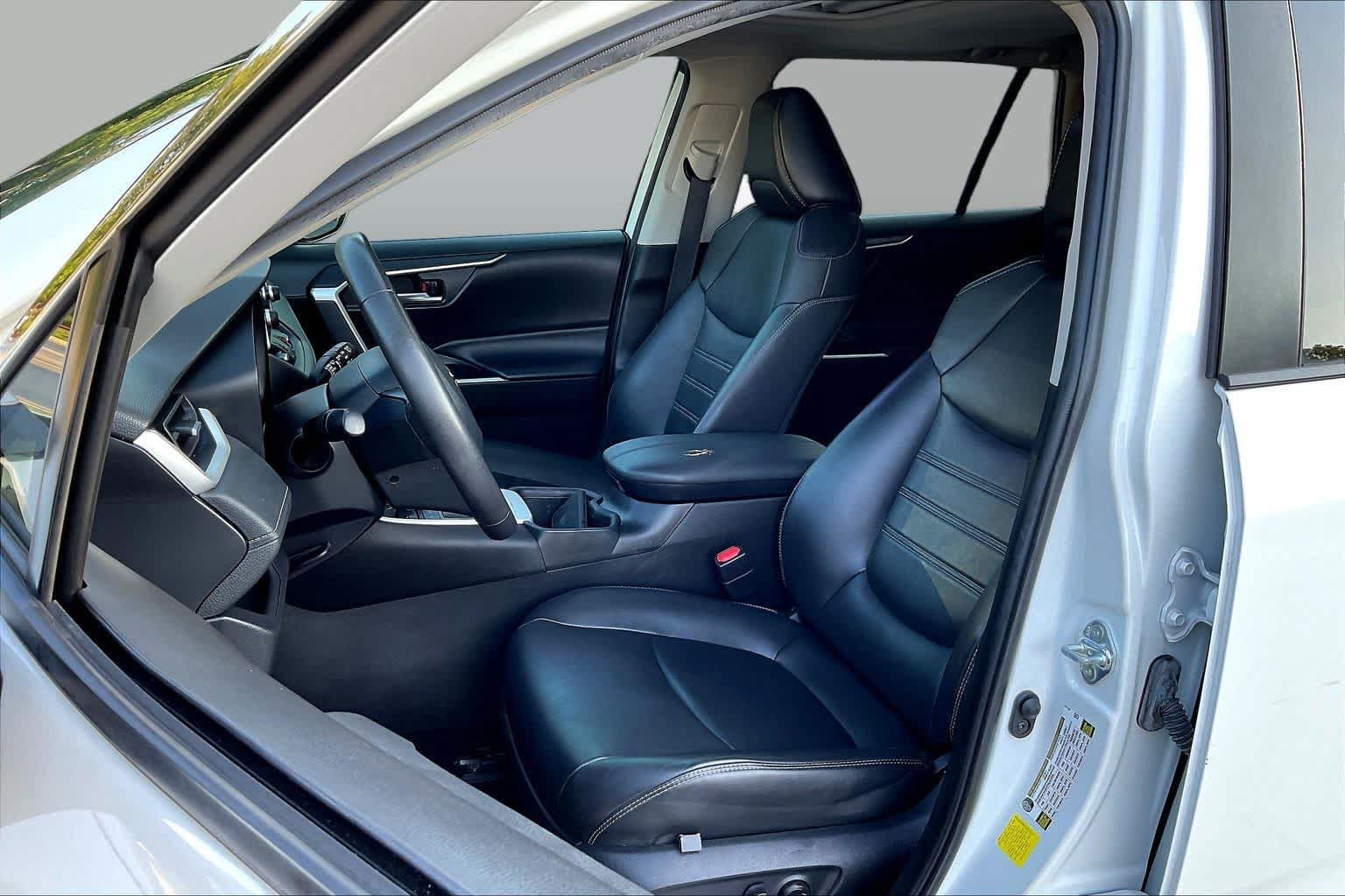 Used 2022 Toyota RAV4 XLE Premium FWD image 8