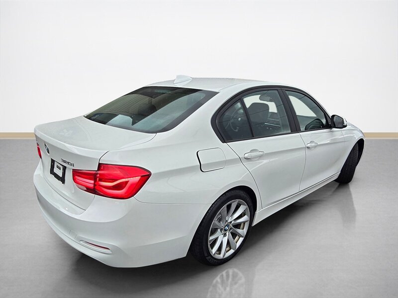 Used 2018 BMW 320i xDrive Sedan AWD/4WD image 4