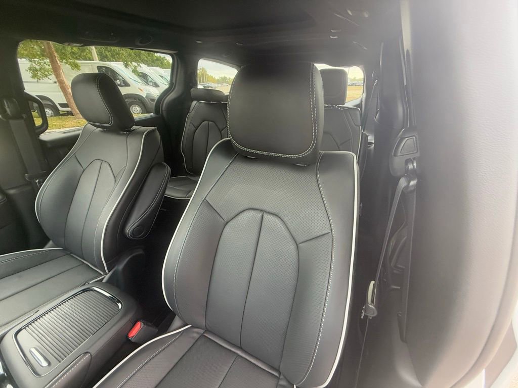 New 2026 Chrysler Pacifica Limited FWD image 23