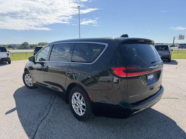 Used 2023 Chrysler Pacifica Touring-L FWD image 7