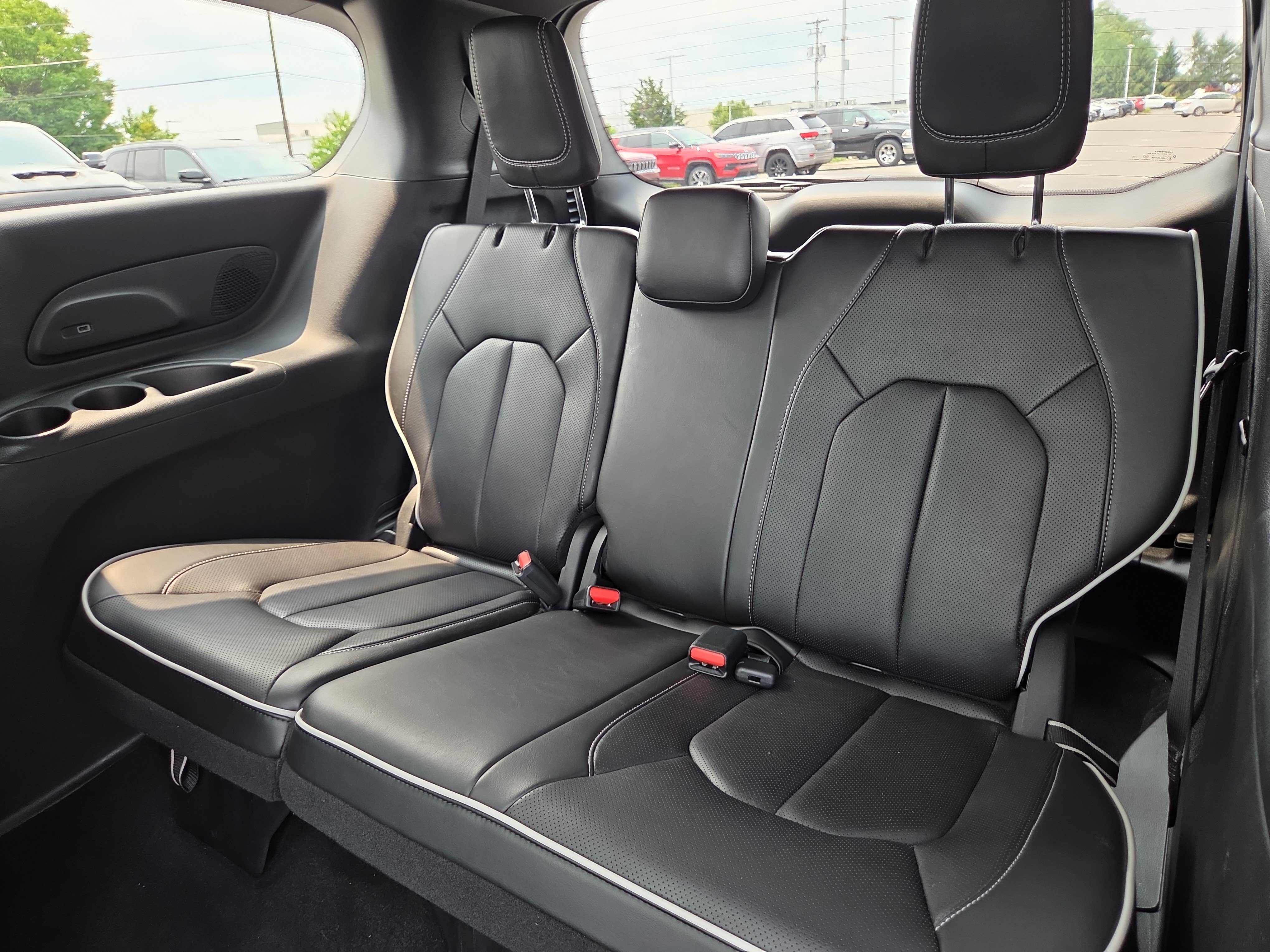 Used 2026 Chrysler Pacifica Limited FWD image 10