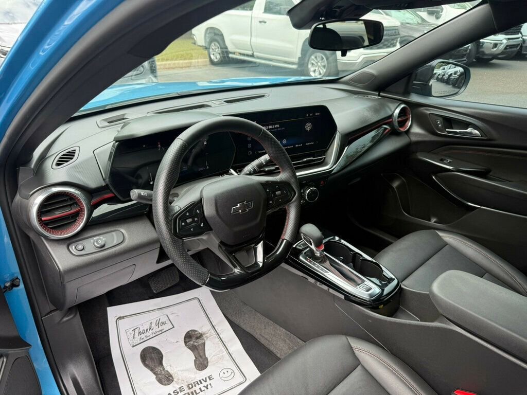 Used 2025 Chevrolet Trax RS w/ Sunroof Package image 3