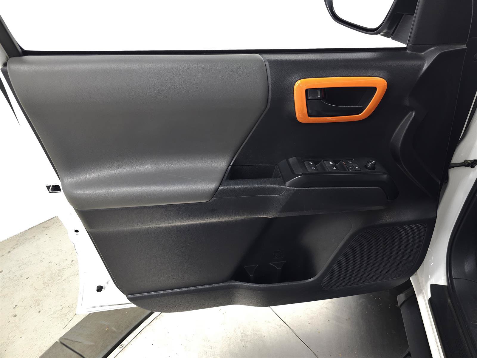 Used 2022 Toyota Tacoma SR AWD/4WD image 11