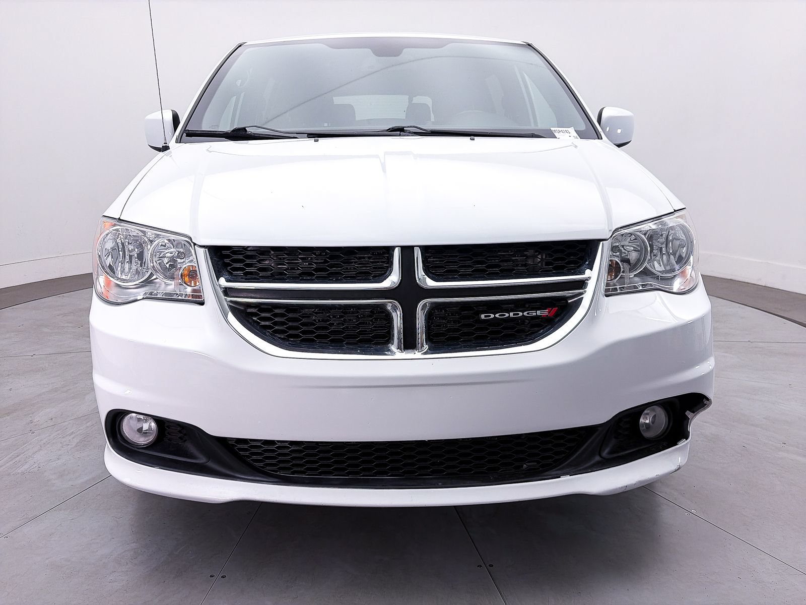 Used 2020 Dodge Grand Caravan SE FWD image 2
