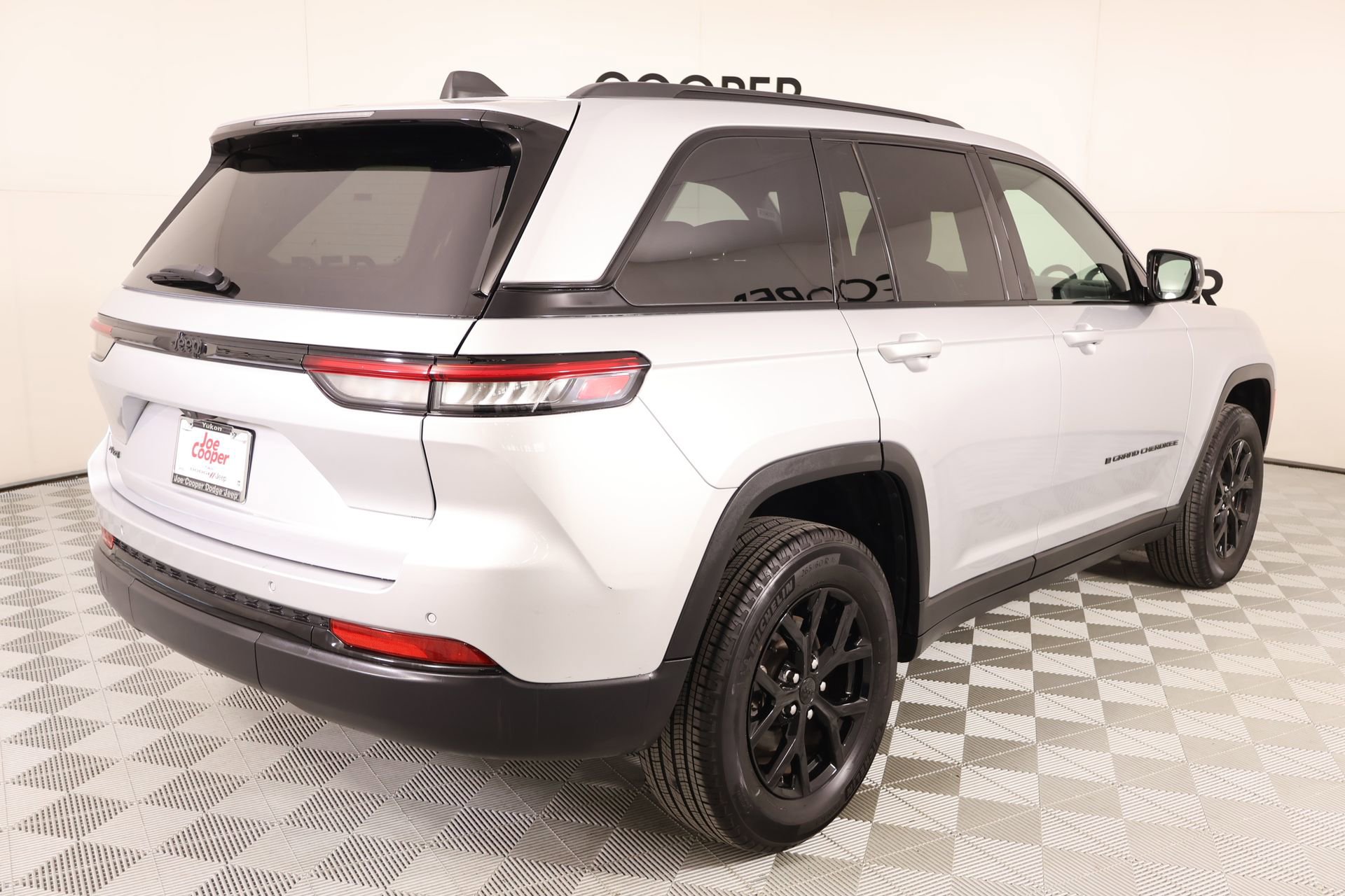 Used 2025 Jeep Grand Cherokee Altitude AWD/4WD image 20