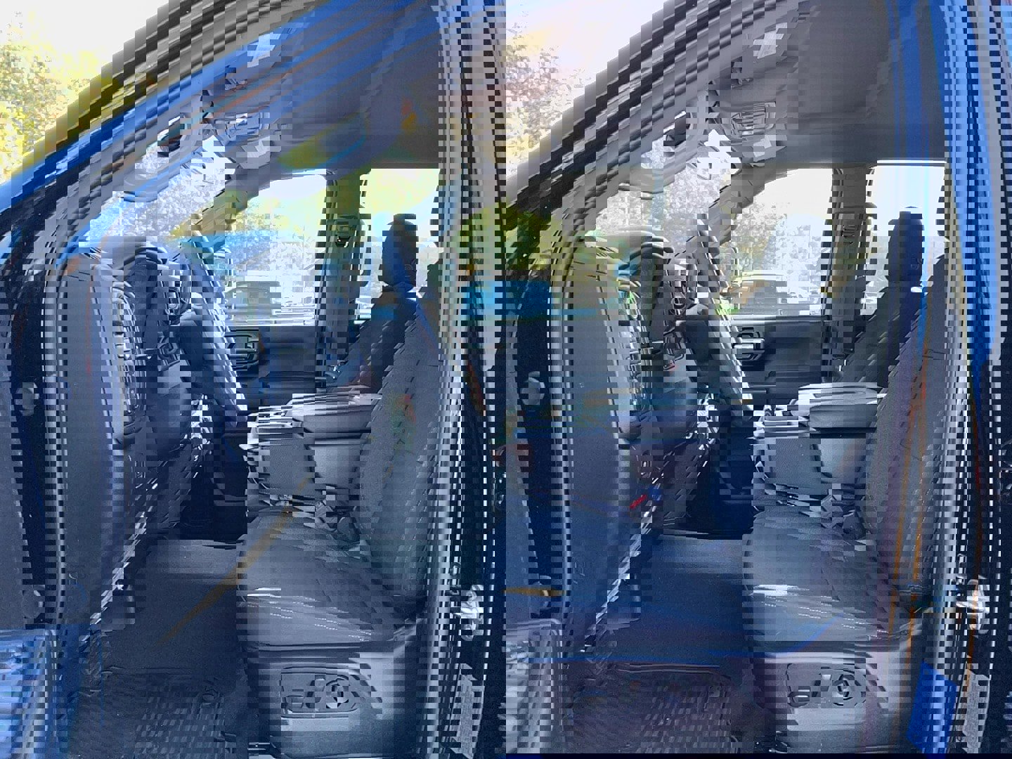 Used 2025 Chevrolet Silverado 2500 Custom w/ Custom Value Package image 12