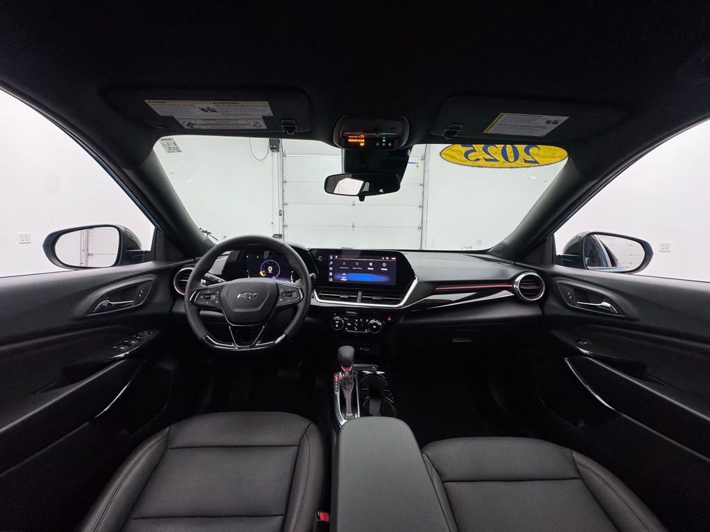 Used 2025 Chevrolet Trax RS FWD image 3