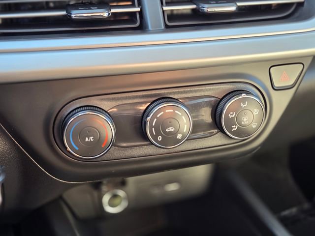 Used 2025 Chevrolet Trax LS image 27