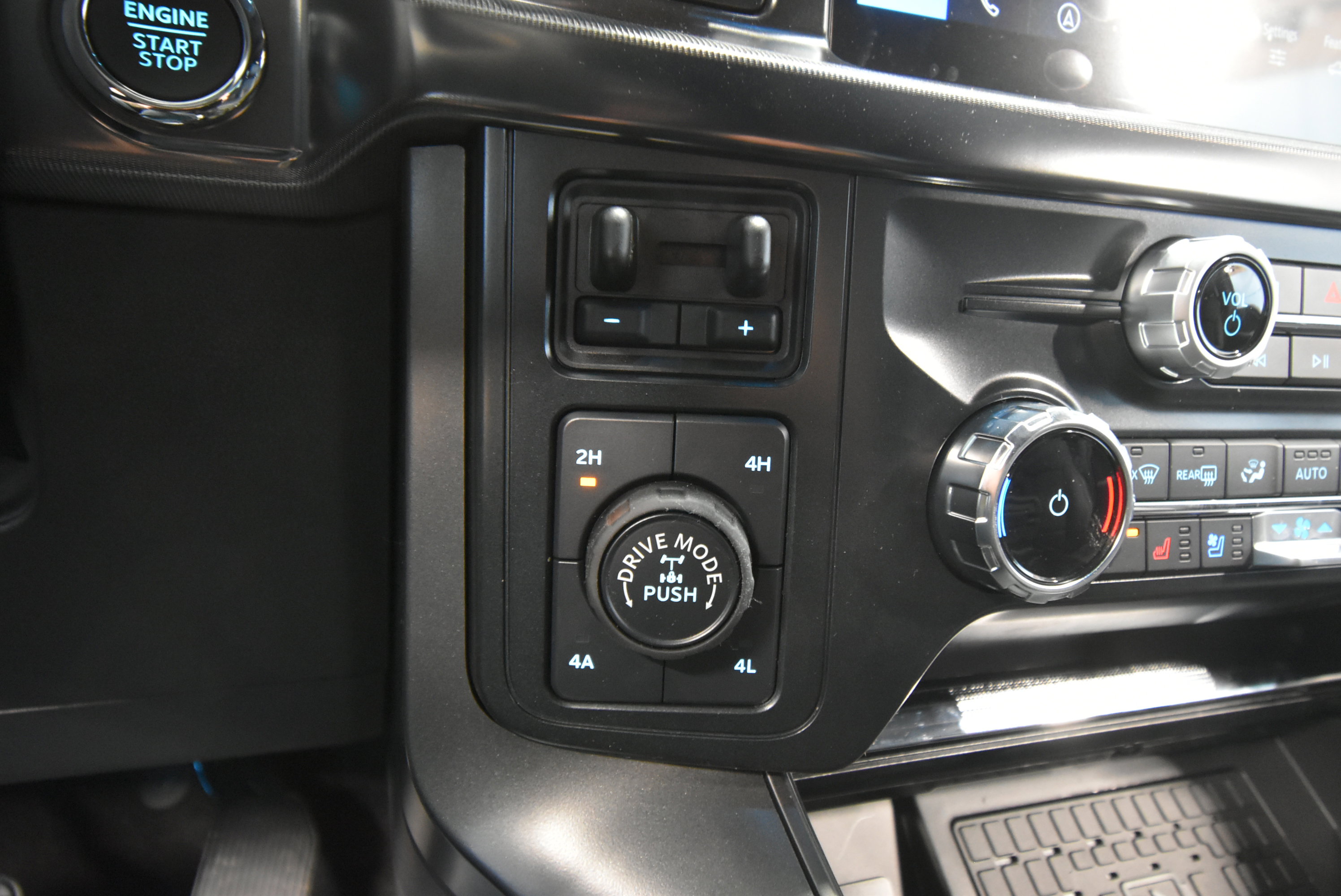 New 2025 Ford F150 Lariat w/ Equipment Group 502A High image 14