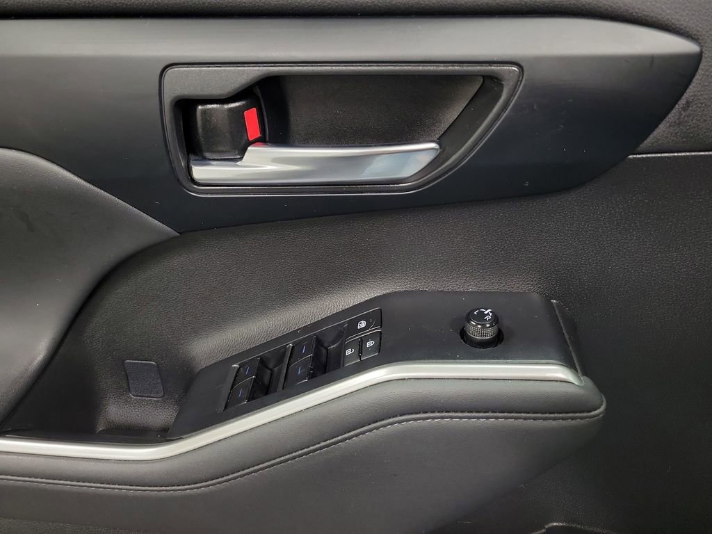 Used 2022 Toyota Highlander XLE image 21