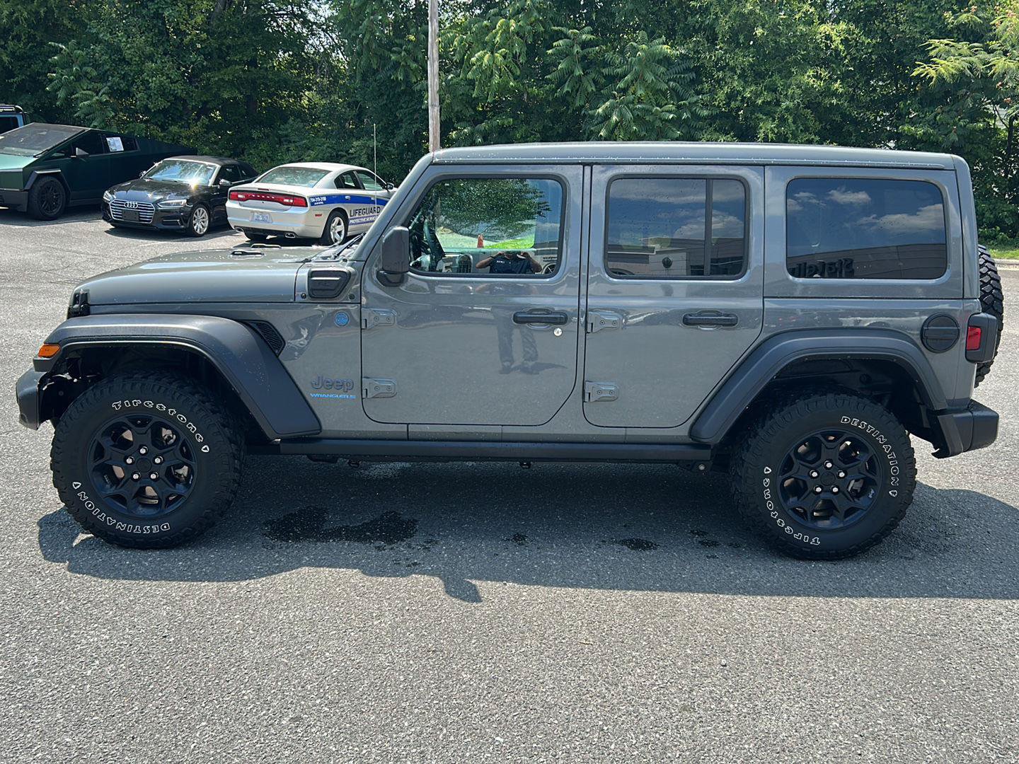 Used 2023 Jeep Wrangler Unlimited w/ Sun & Screen Package AWD/4WD image 2