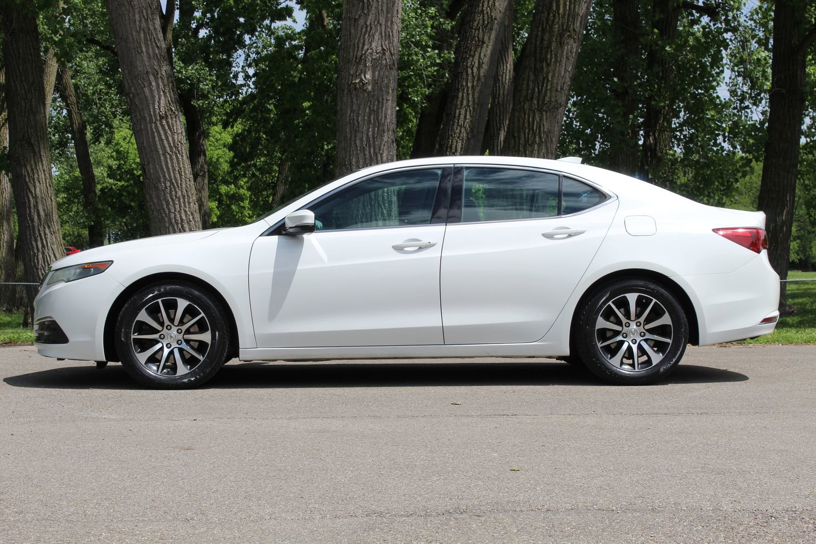 Used 2017 Acura TLX FWD image 4