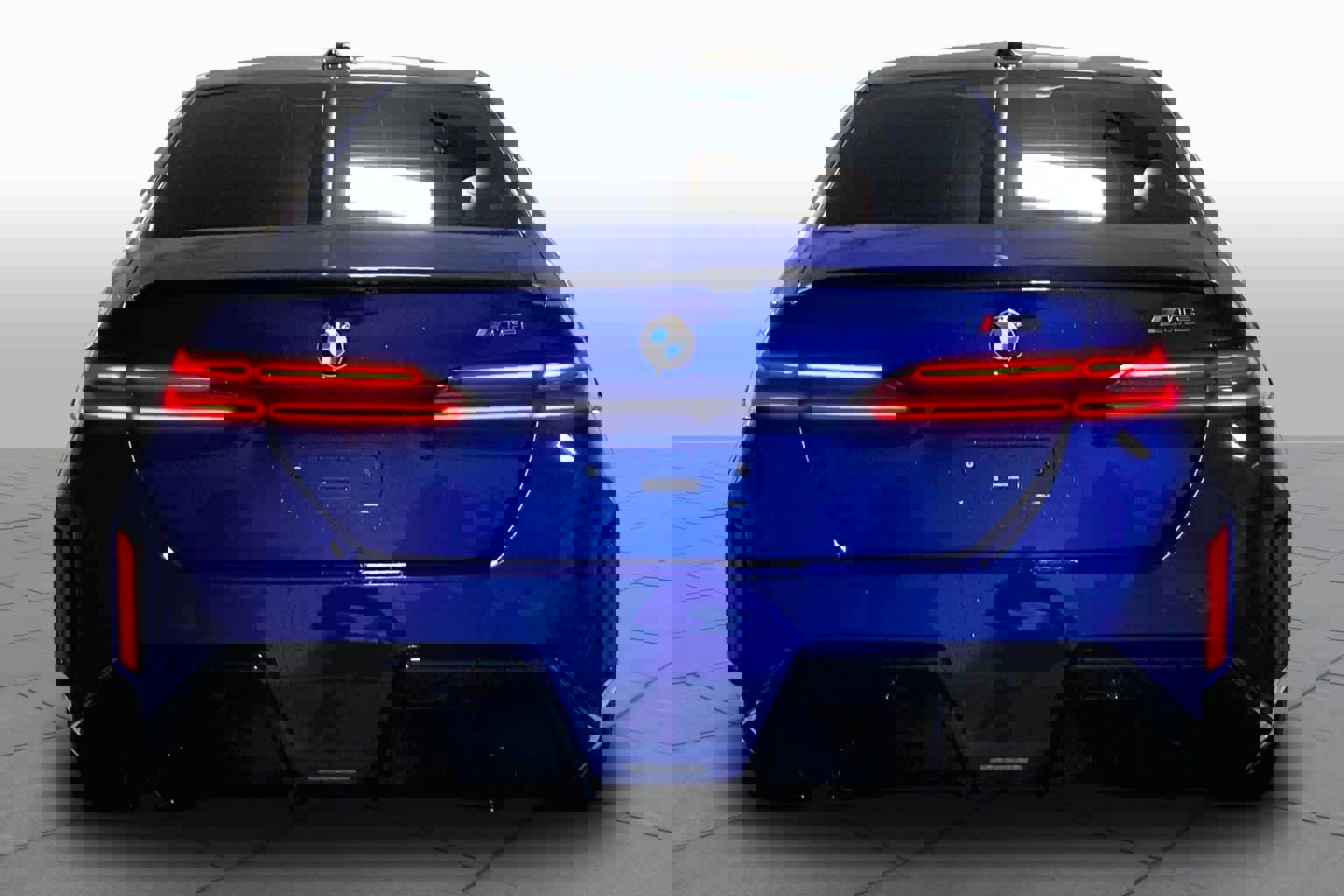 Used 2025 BMW M5 w/ Carbon Package AWD/4WD image 4