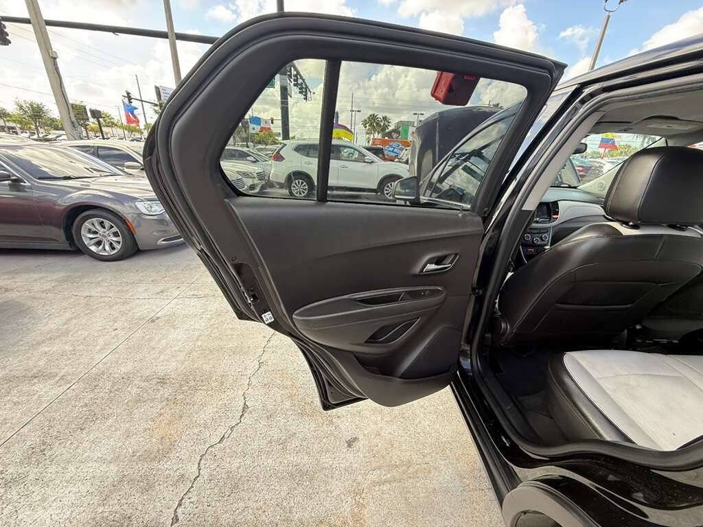 Used 2020 Chevrolet Trax LT w/ Driver Confidence Package FWD image 16