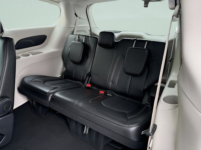 Used 2024 Chrysler Pacifica Touring-L FWD image 8