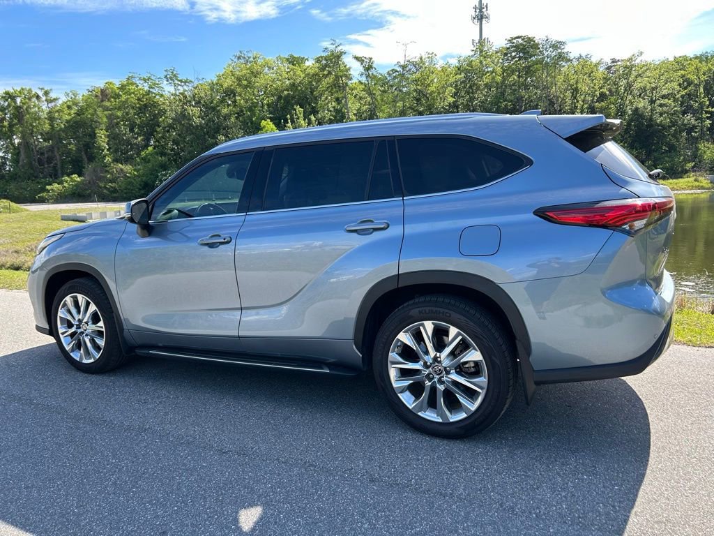 Used 2023 Toyota Highlander Limited AWD/4WD image 3
