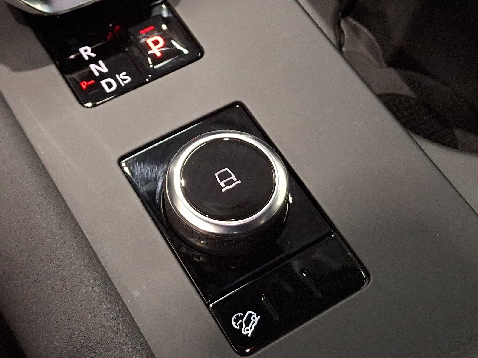 Certified 2025 Land Rover Discovery Dynamic SE AWD/4WD image 24