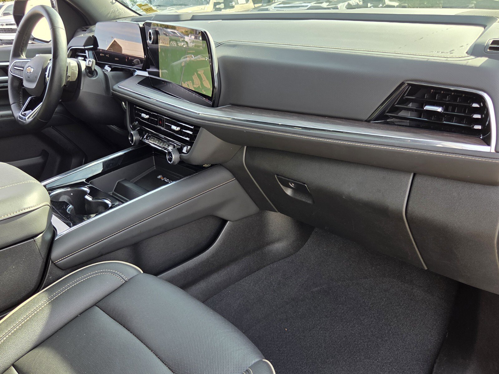 Used 2026 Chevrolet Suburban Premier AWD/4WD image 18