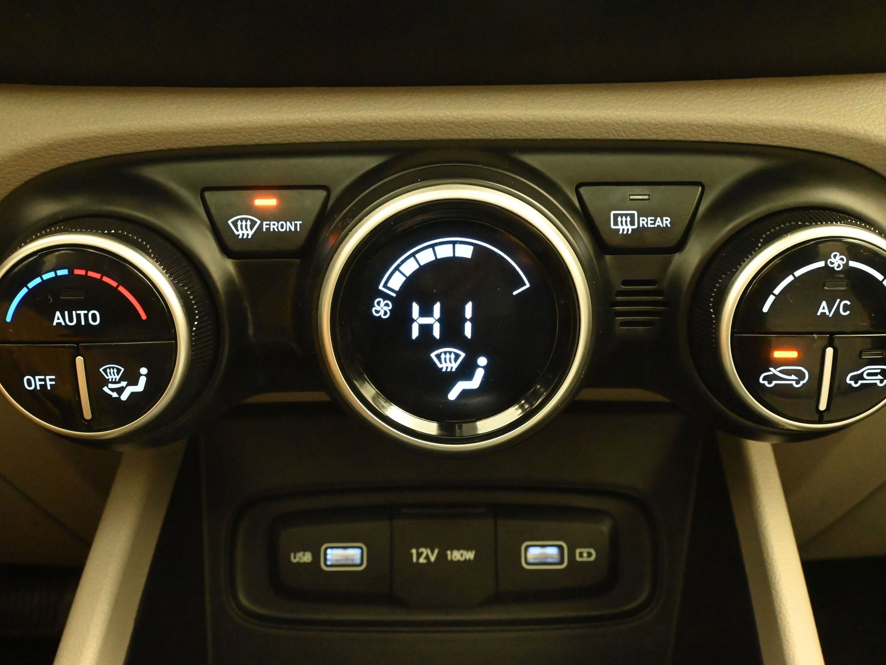 Certified 2022 Hyundai Venue SEL image 17