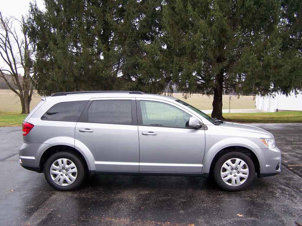 Used 2019 Dodge Journey SE image 1