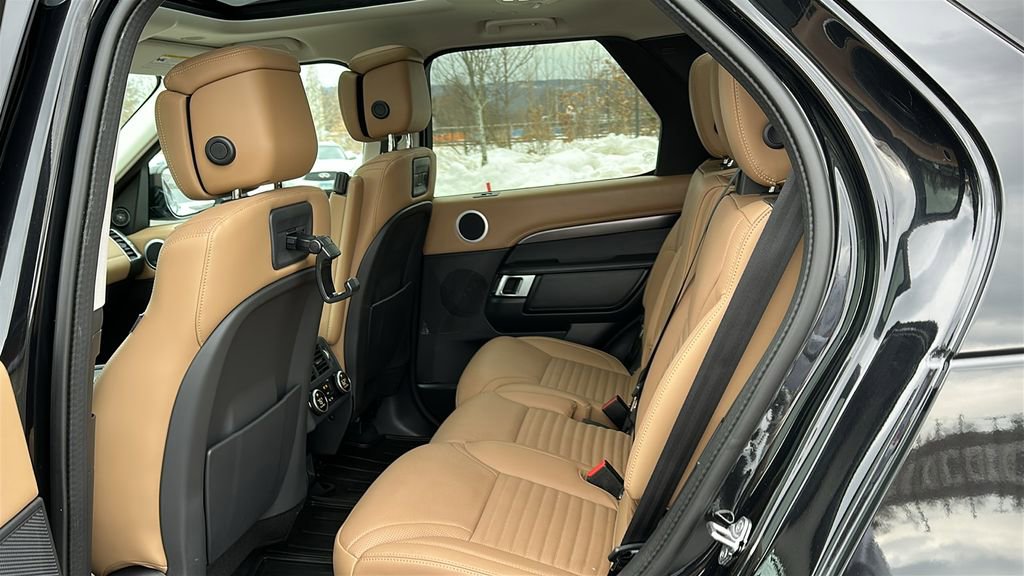 Certified 2025 Land Rover Discovery Metropolitan Edition image 21