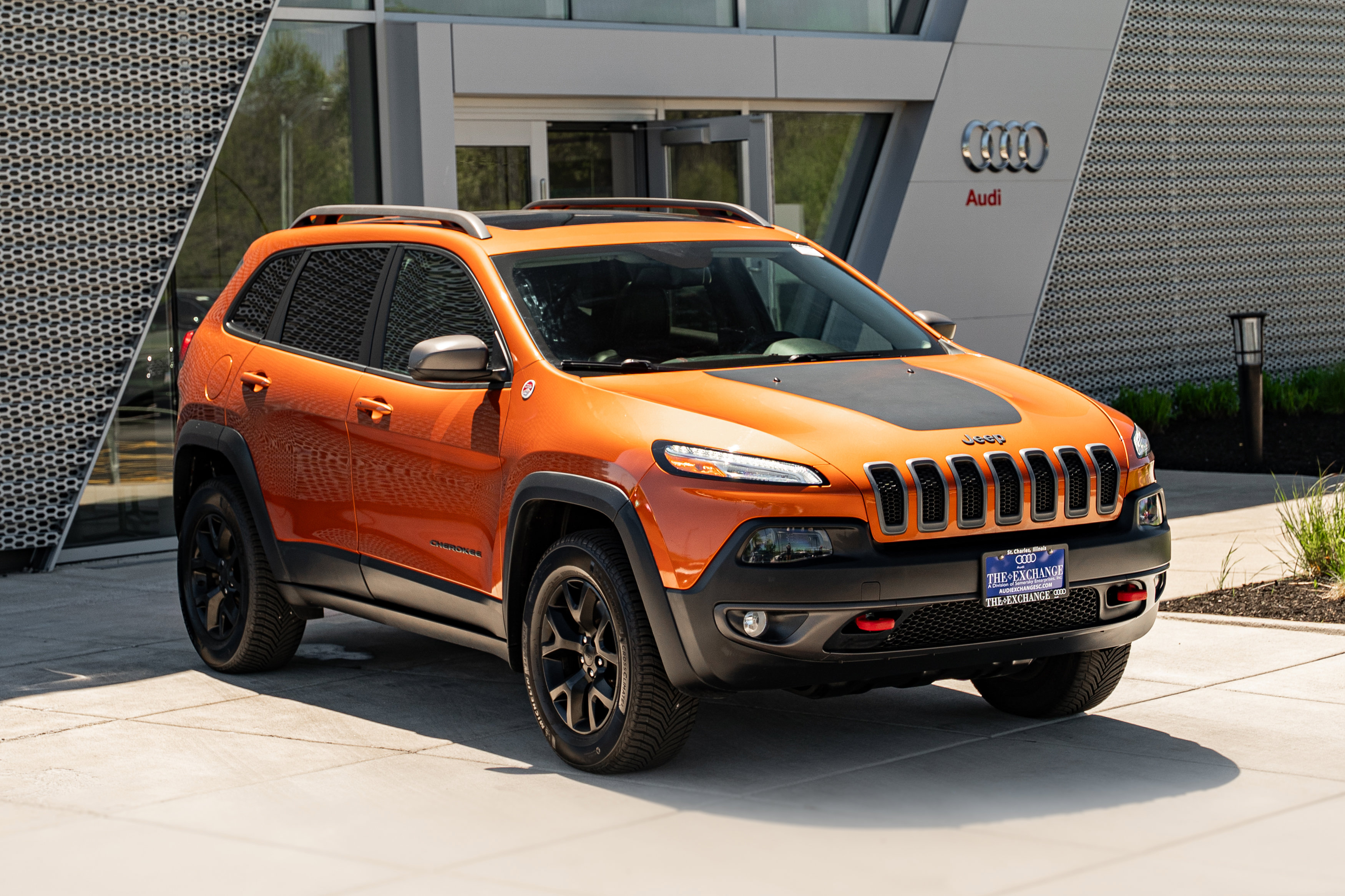 Used 2016 Jeep Cherokee Trailhawk w/ Comfort/Convenience Group AWD/4WD image 2
