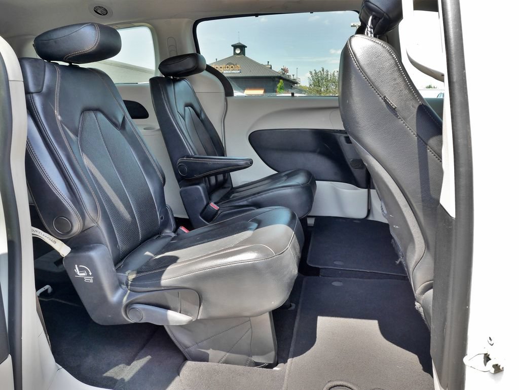 Used 2019 Chrysler Pacifica Touring-L FWD image 11