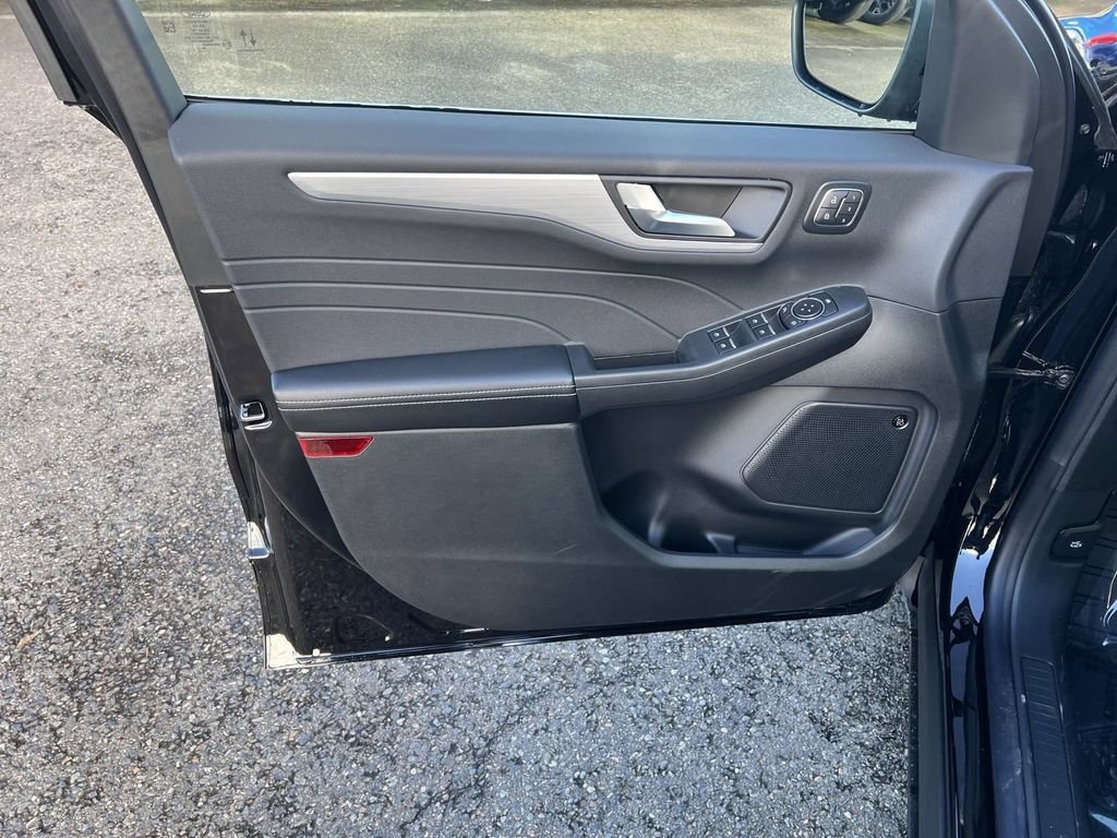 New 2025 Ford Escape SE w/ PHEV Premium Package FWD image 18