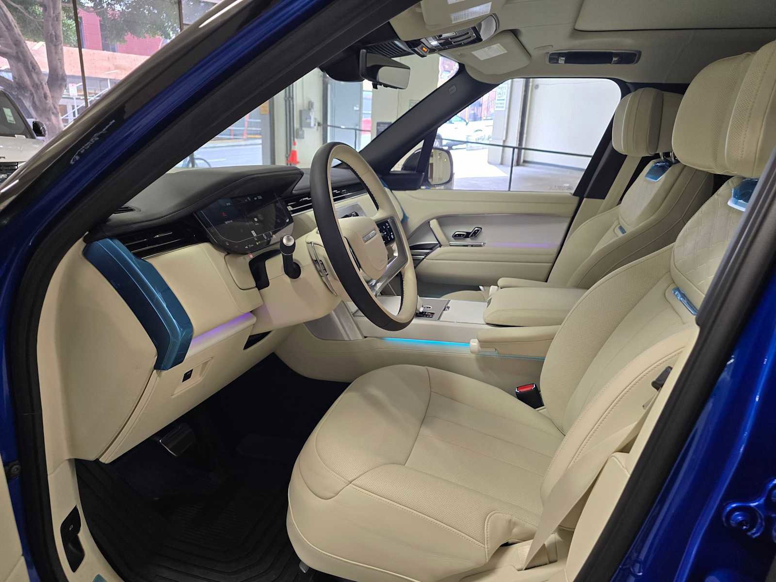 New 2025 Land Rover Range Rover SV image 22